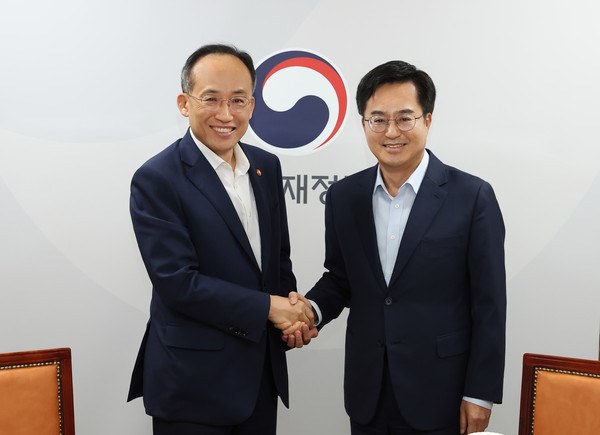 13일 오후 정부서울청사에서 김동연 경기도지사가 추경호 경제부총리와 인사를 나누고 기념촬영을 하고 있다. (사진제공=경기도청)