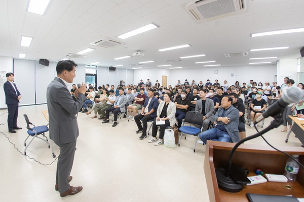 인천 서구가 11일 오전 아라동행정복지센터에서 ‘서울5호선 연장 주민설명회’를 개최하고 100여명의 지역주민들과 소통하는 시간을 가졌다. (사진제공=서구청)