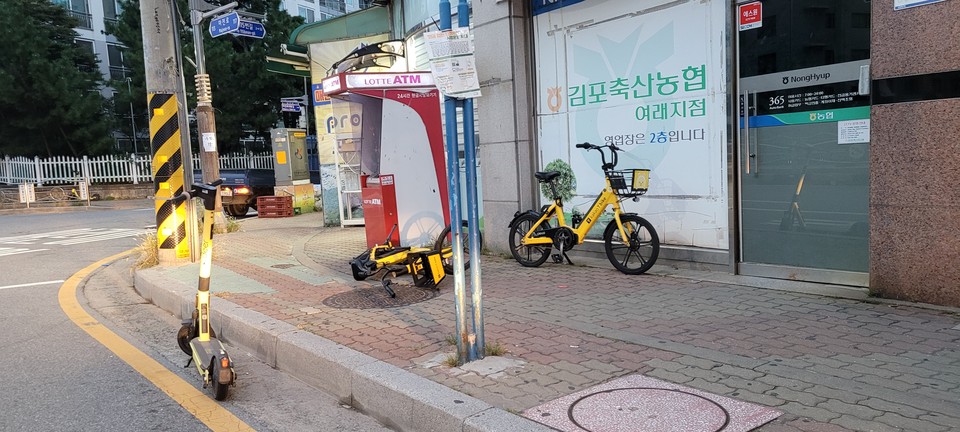 인천시 서구 마전동의 한 버스정류장 근처에 아무렇게나 주차된 공유형 전동퀵보드 및 자전거. (사진=남용우 선임기자)