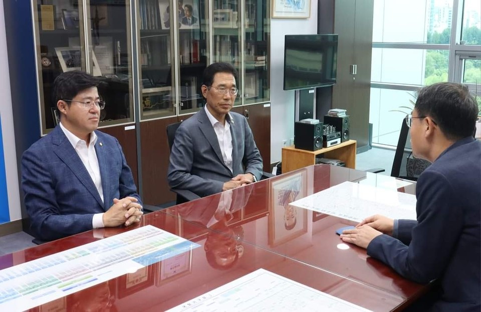 더불어민주당 김주영(김포시갑), 박상혁(김포시을) 국회의원이 25일 강희업 대광위원장을 면담하고, 5호선 노선 확정발표 연기에 항의하고 조속히 매듭지을 것을 촉구했다. (사진=김주영 국회의원 페이스북)
