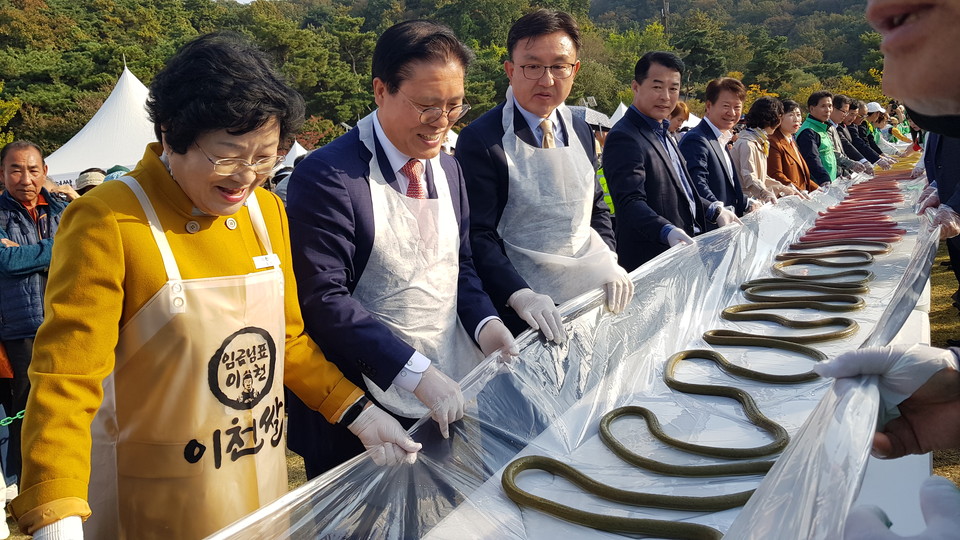 18일 이천농업테마공원에서 열린 제22회 이천쌀문화축제에서 2000인분인 600m 길이의 무지개 가래떡을 뽑고 있다. (사진=송석원 기자)