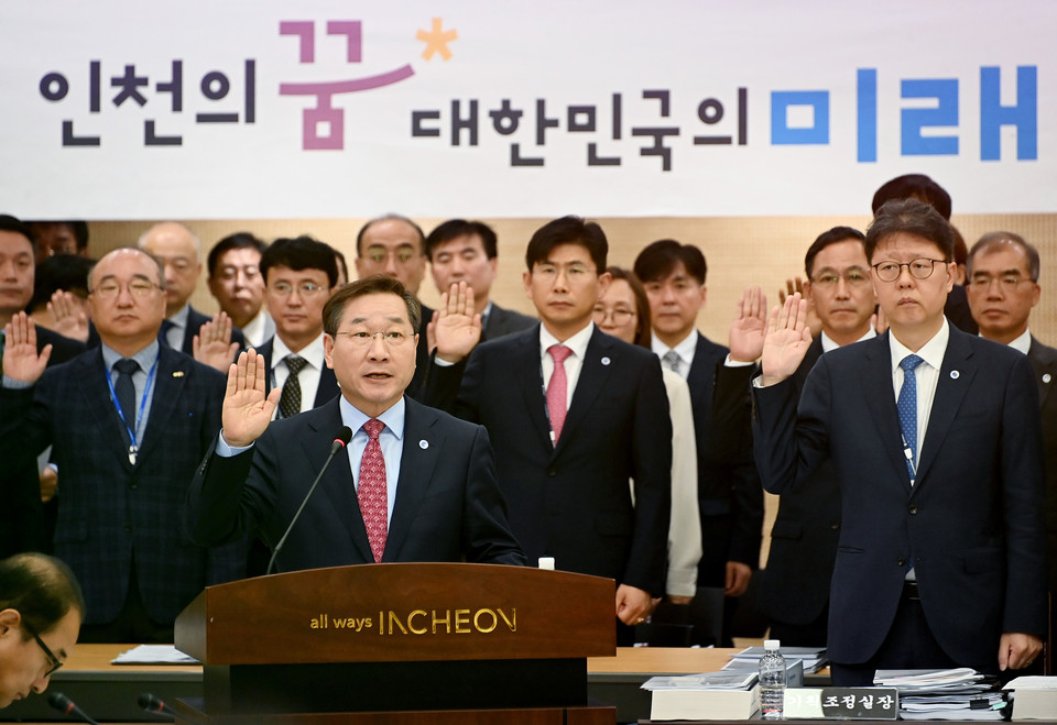 유정복 인천시장이 지난 19일 시청 대회의실에서 열린 2023년 국회 행정안전위원회 국정감사에서 선서를 하고 있다. (사진=유정복 인천시장 페이스북)