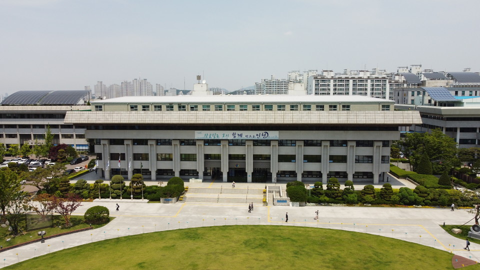 인천시가 소상공인들의 경제 회복을 돕기 위해 2020년 4월 이후 인천시 정책자금 대출을 대상으로 원금상환을 유예하는 연착륙 사업을 이달 중 본격 실시한다. 사진은 인천시청 전경. (사진=중앙신문DB)