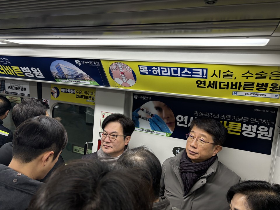 박상우 신임 국토부 장관(사진 오른쪽)과 김병수 시장이 골드라인 열차 내 혼잡도 점검을 위해 출근길 골드라인에 탑승해 이동 중이다. (사진제공=김포시청)