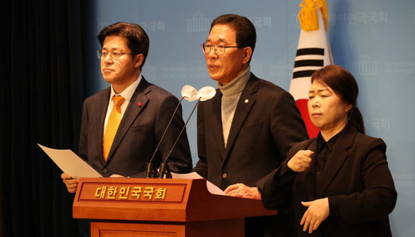 지난 18일 국회 소통관에서 정부에 김포교통 문제 해결을 촉구하는 김주영·박상혁 의원. (사진제공=김주영 의원실)