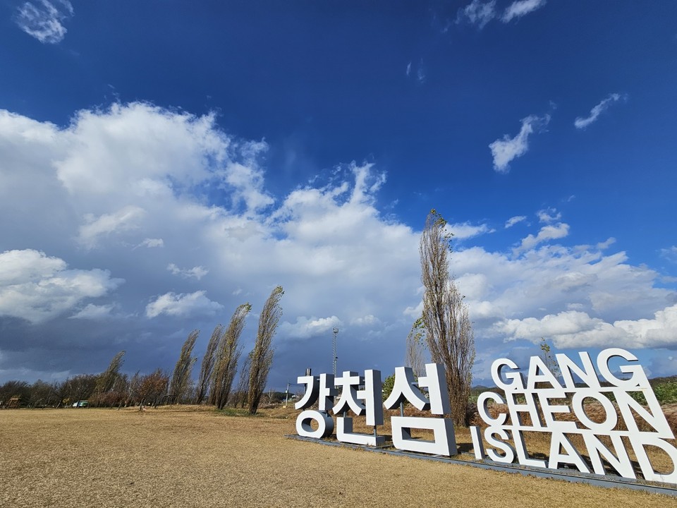절기상 입동을 하루 앞둔 7일 화요일 경기·인천지역은 강한 바람이 이어지면서 대체로 흐리고 오후부터는 점차 맑아지겠다. 이른 새벽 가끔 비 오는 곳이 있겠고, 경기북동부지역엔 첫눈이 내리겠다. 예상 적설량은 1㎝내외겠다. 사진은 6일 오후 2시20분께 강풍이 불고 있는 여주 강천섬 전경. (사진=김광섭 기자)