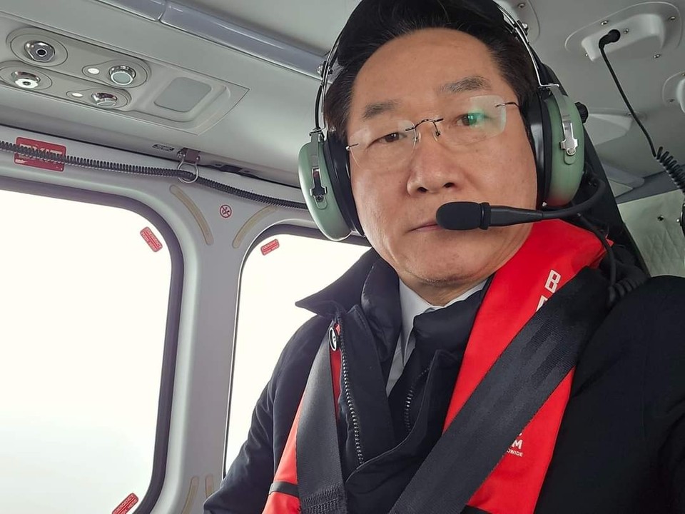 유정복 인천시장이 지난 달 28일, 3월부터 도입될 AW-139 소방헬기를 타고 백령도를 방문, 도서지역 필수 의료시설 점검에 나섰다. (사진=유정복 인천시장 페이스북)