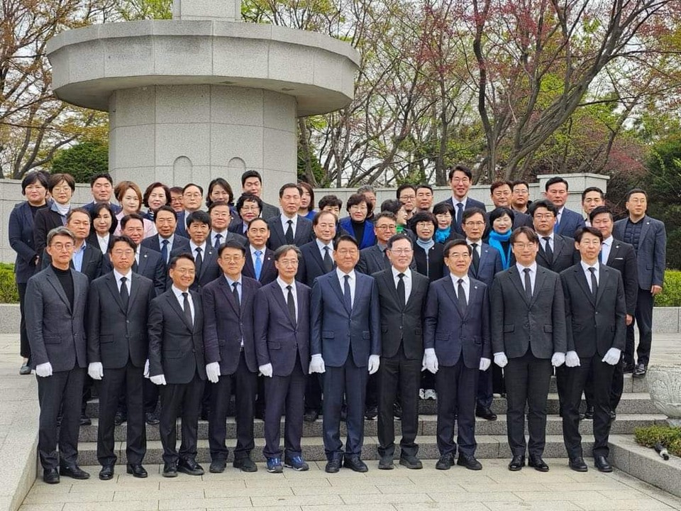 이번 총선에서 당선된 더불어민주당 인천지역 12명의 국회의원과 당선인들이 미추홀구 현충탑에서 참배하고 있다. (사진=박남춘 전 인천시장)
