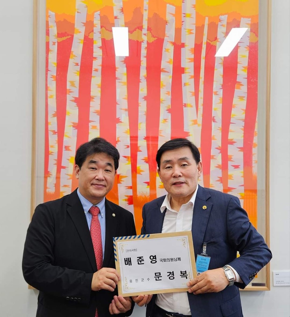 문경복 인천 옹진군수가 최근 국회를 방문해 배준영 국회의원(국힘, 인천 중구강화군옹진군)에게 백령공항 조속 개항 등 옹진군 현안을 전달하고 있다. (사진