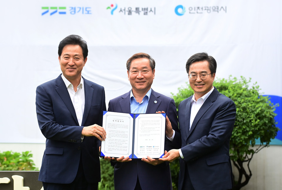 유정복 인천시장(가운데)이 지난해 7월 경기도 수원시에서 김동연 경기도지사(오른쪽), 오세훈 서울시장(왼쪽)과 수도권 공동생활권 협력~