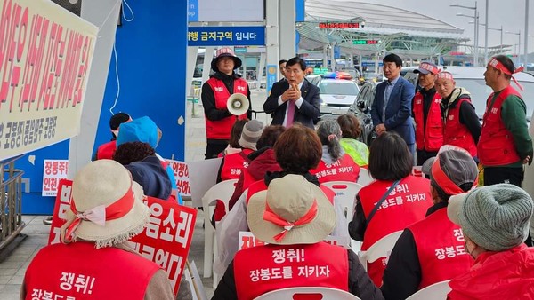 인천국제공항 제1여객터미널에서 열린 장봉도 소음피해 대책 촉구 집회에서 문경복 옹진군수가 발언하고 있다. (사진=문경복 옹진군수 페이스북)