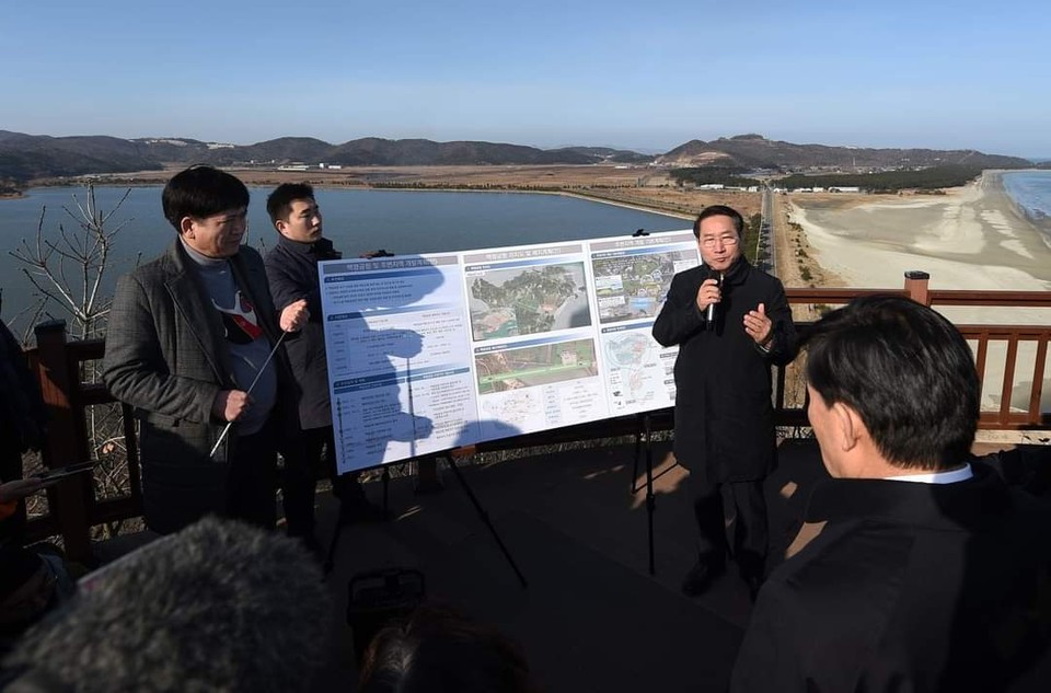 지난 3월 백령공항 건설예정지를 방문한 유정복 인천시장. (사진=유정복 인천시장 페이스북)