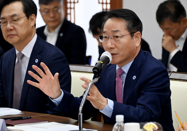 유정복 시장이 12일 시청 장미홀에서 열린 '2024년 국민의힘 인천시당-인천시 당정협의회'에서 인사말을 하고 있다.