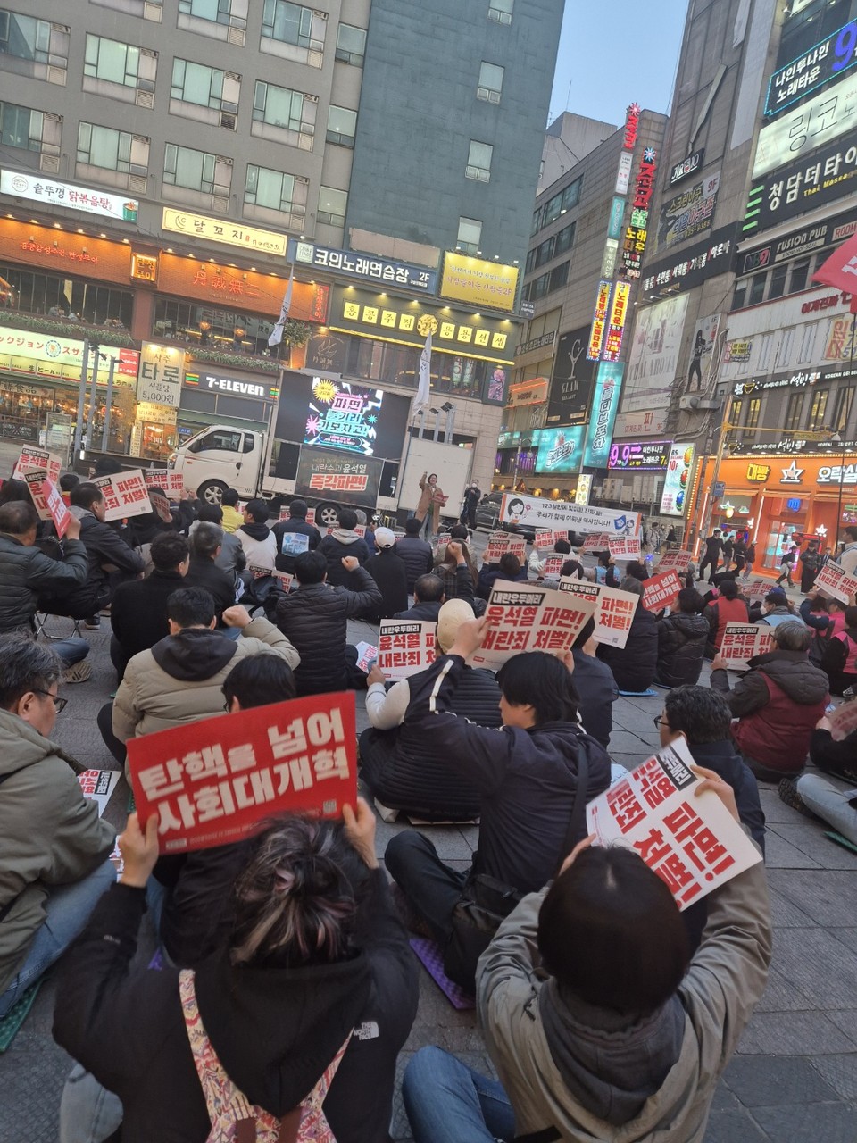 지난 4일 헌법재판소의 윤석열 전 대통령 파면 선고 이후 남동구 구월로데오거리에서 진행된 인천 촛불 집회 모습. (사진=독자제공)
