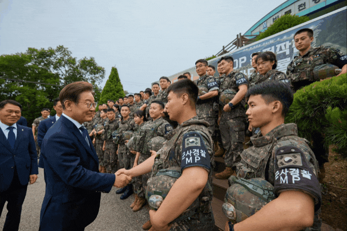 이재명 대통령이 13일 재계 수장들과 첫 회동을 가진 뒤, 경기 연천과 파주를 차례로 방문해 군 장병을 격려하고 접경지역 주민의 목소리를 들었다. 대통령 취임 이후 경제·안보·민생을 두루 챙기는 광폭 행보에 나선 셈이다. (사진=이재명 대통령 페이스북)
