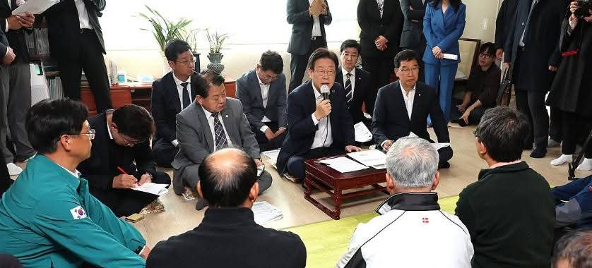 지난 2024년 10월31일 이재명 당시 더불어민주당 대표가 송해면 당산리 마을회관에서 북한 대남방송 소음피해 주민 간담회에서 발언하고 있다. (사진제공=강화군)