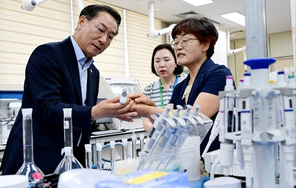 유정복 시장이 8일 인천 및 강화 연안 방사성 물질 조사와 관련해 인천보건환경연구원을 찾아 실험실 검사장비를 점검하고 있다. (사진=유정복 인천시장 페이스북)