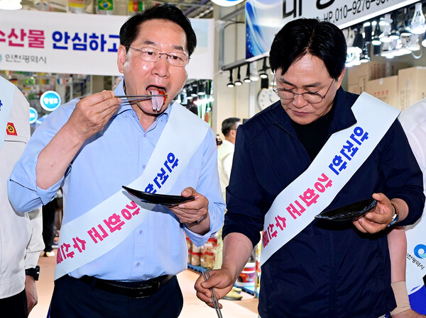 유정복 시장이 지난 30일 강화군 외포항 수산물 직판장에서 수산물을 시식하고 있다. (사진==유정복 시장 페이스북)