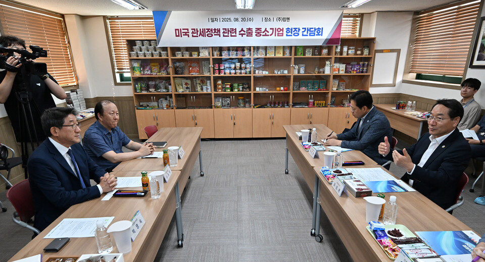 유정복 인천시장이 지난달 20일 수출중소기업 (주)립멘을 방문해 서윤덕 (주)립멘 대표이사와 미국 관세정책 관련 간담회를 하고 있다. (사진제공=인천시)