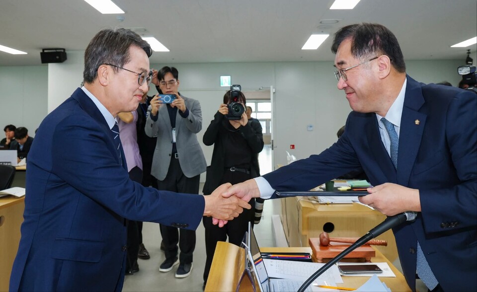 국회 국토교통위원회의 경기도 국정감사가 여야 간 격렬한 공방 속에 진행됐다. 이날 감사는 김현지 대통령실 제1부속실장 관련 자료 제출 문제와 경기도 내 부동산 규제지역 지정 절차가 핵심 쟁점으로 떠올랐다. 국감장에서 만난 김동연 경기지사와 맹성규 의원이 악수하고 있다. (사진=맹성규 의원 페이스북)