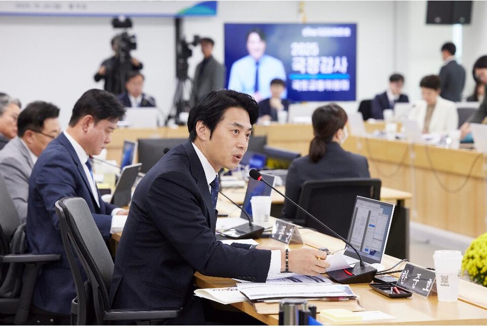 20일 오전 경기도청 4층 율곡홀에서 열린 2025 국토교통위원회 국정감사에서 한준호 의원이 질의를 하고 있다. (사진제공=경기도)