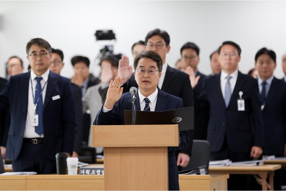 20일 오전 경기도청 4층 율곡홀에서 열린 2025 국토교통위원회 국정감사에서 김동연 경기지사가 선서하고 있다. (사진제공=경기도)