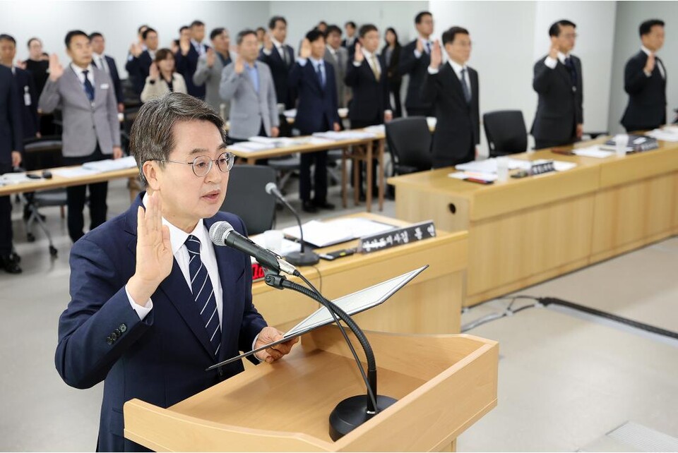 20일 오전 경기도청 4층 율곡홀에서 열린 2025 국토교통위원회 국정감사에서 김동연 경기지사가 선서하고 있다. (사진제공=경기도)