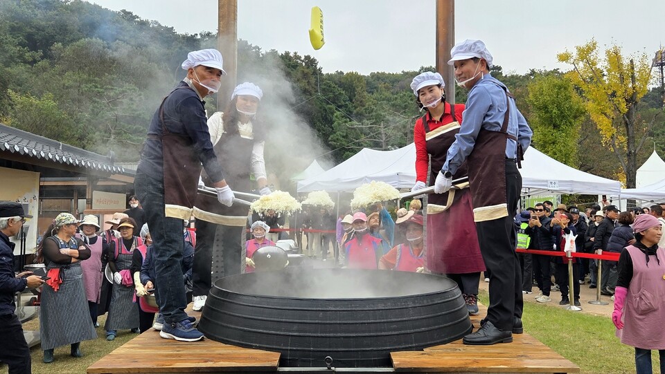 이천시가 자랑하는 대표 농경문화축제인 ‘제24회 이천쌀문화축제’가 지난 22일부터 26일까지 5일간 이천농업테마공원에서 열리며 성황리에 막을 내렸다. (사진=송석원 기자)