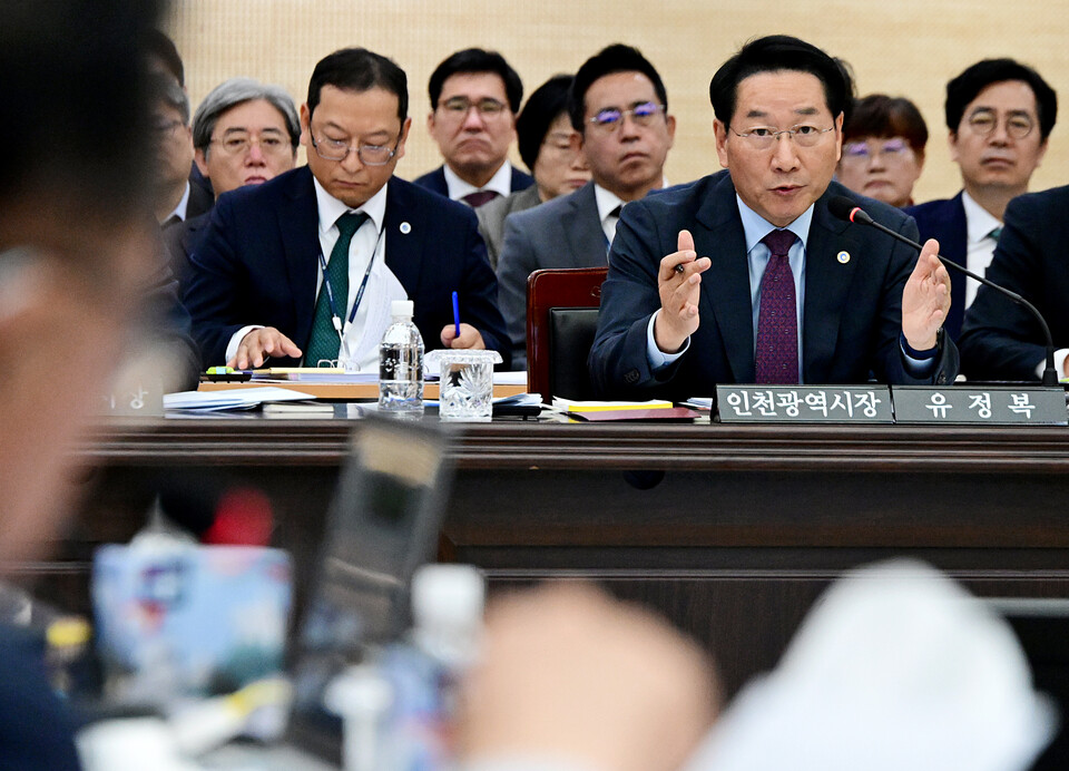 유정복 인천시장이 지난 20일 시청 대회의실에서 열린 2025년 국회 행정안전위원회 국정감사에서 의원들의 질문에 답변하고 있다. (사진=유정복 인천시장 페이스북)
