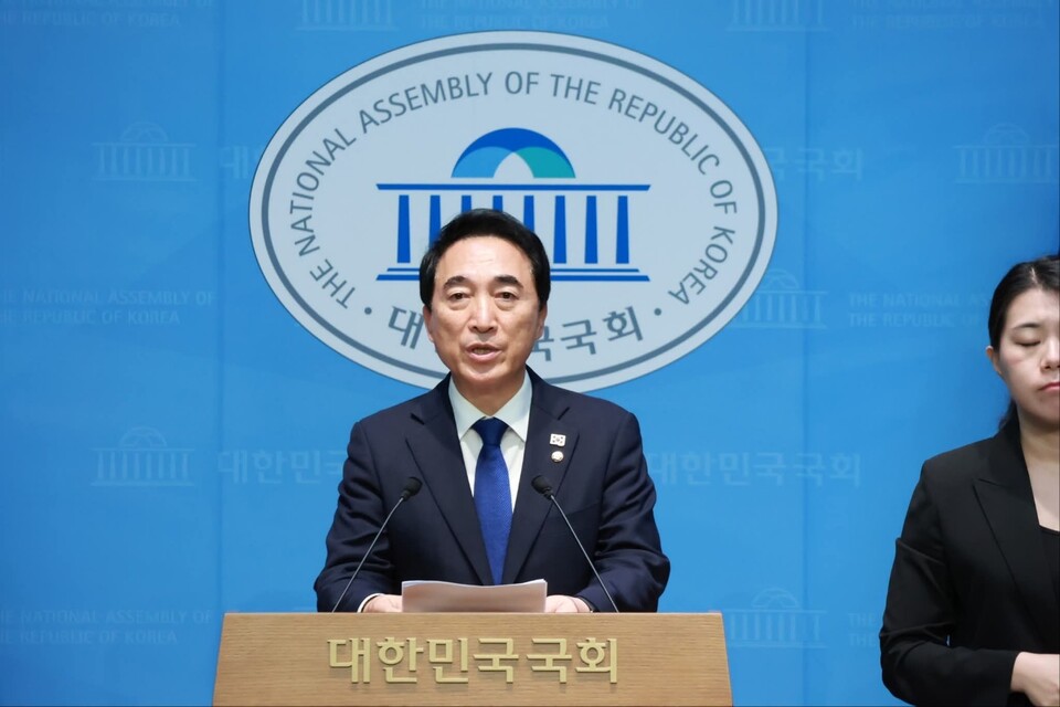 한미 관세 협상 타결을 두고 정치권이 상반된 평가를 내놨다. 더불어민주당은 “경제 불확실성을 해소한 국익 외교 성과”라며 환영했고, 국민의힘은 “막대한 국민 부담을 초래할 합의”라고 비판했다. 사진은 민주당 박수현 수석대변인. (사진=박수현 대변인 페이스북)