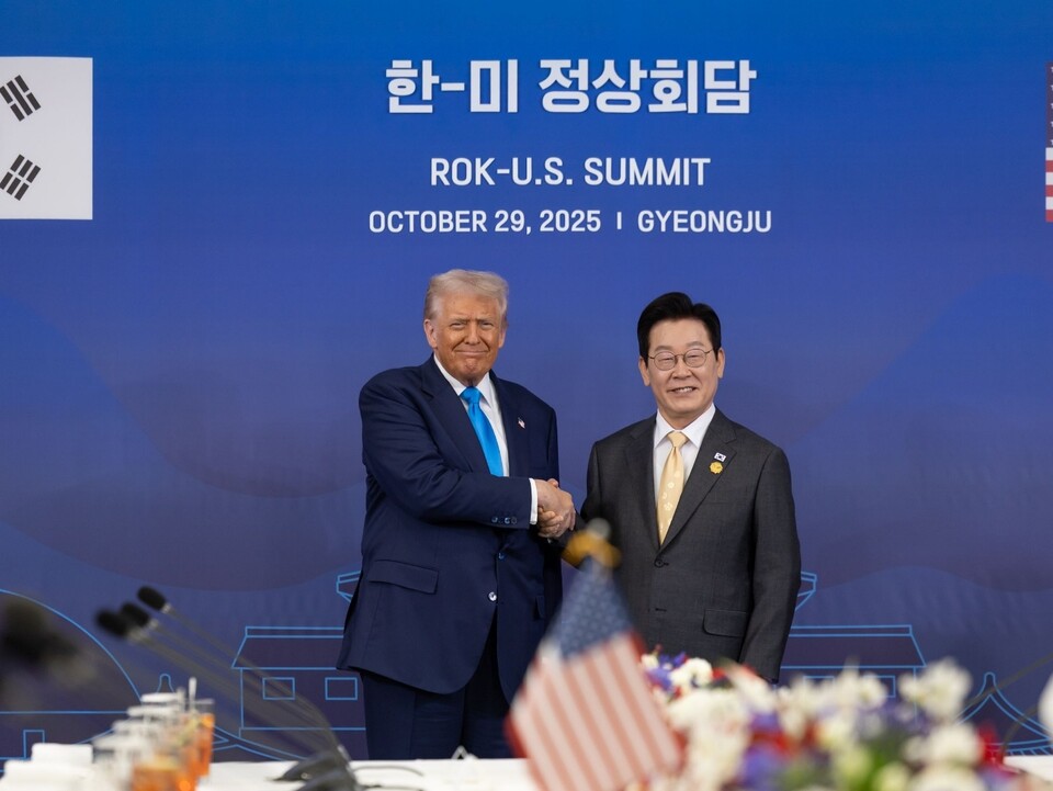 29일 경주에서 열린 한미 정상회담에서 이재명 대통령과 트럼프 미국 대통령이 환하게 웃으며 손을 맞잡았다. (사진제공=대통령실)