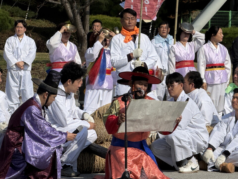 2일까지 사흘간 열린 ‘2025 여주오곡나루축제’는 여주의 전통과 자연, 그리고 시민 참여가 한데 어우러진 시간이었다. 사흘 동안 약 41만여 명이 신륵사 관광지 일대를 찾아 역대 최다 인파를 기록했다. 사진은  (사진제공=여주시)