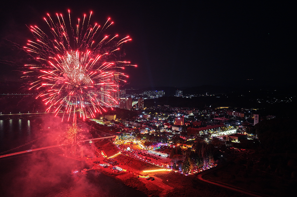 2일까지 사흘간 열린 ‘2025 여주오곡나루축제’는 여주의 전통과 자연, 그리고 시민 참여가 한데 어우러진 시간이었다. 사흘 동안 약 41만여 명이 신륵사 관광지 일대를 찾아 역대 최다 인파를 기록했다. 사진은  (사진제공=여주시)