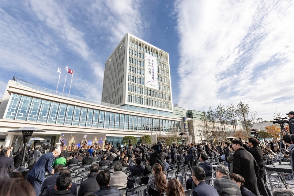 수원특례시의회가 17일 신청사 개청식을 열고 73년 만에 완전한 ‘의회 독립’ 시대를 열었다. (사진=이재준 수원시장 페이스북)