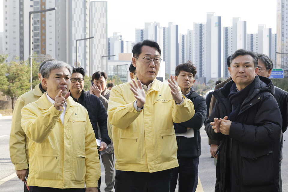 동탄순환대로와 맞닿은 동탄숲 생태터널이 3일 오전 9시부터 전면 통제된다. 2일 현장을 찾은 정명근 화성특례시장은 중앙벽체 균열 상태를 직접 확인하고 긴급 안전조치 시행을 지시했다. (사진제공=화성시)