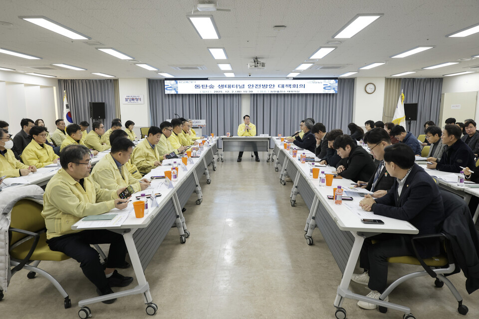 동탄순환대로와 맞닿은 동탄숲 생태터널이 3일 오전 9시부터 전면 통제된다. 2일 현장을 찾은 정명근 화성특례시장은 중앙벽체 균열 상태를 직접 확인하고 긴급 안전조치 시행을 지시했다. (사진제공=화성시)