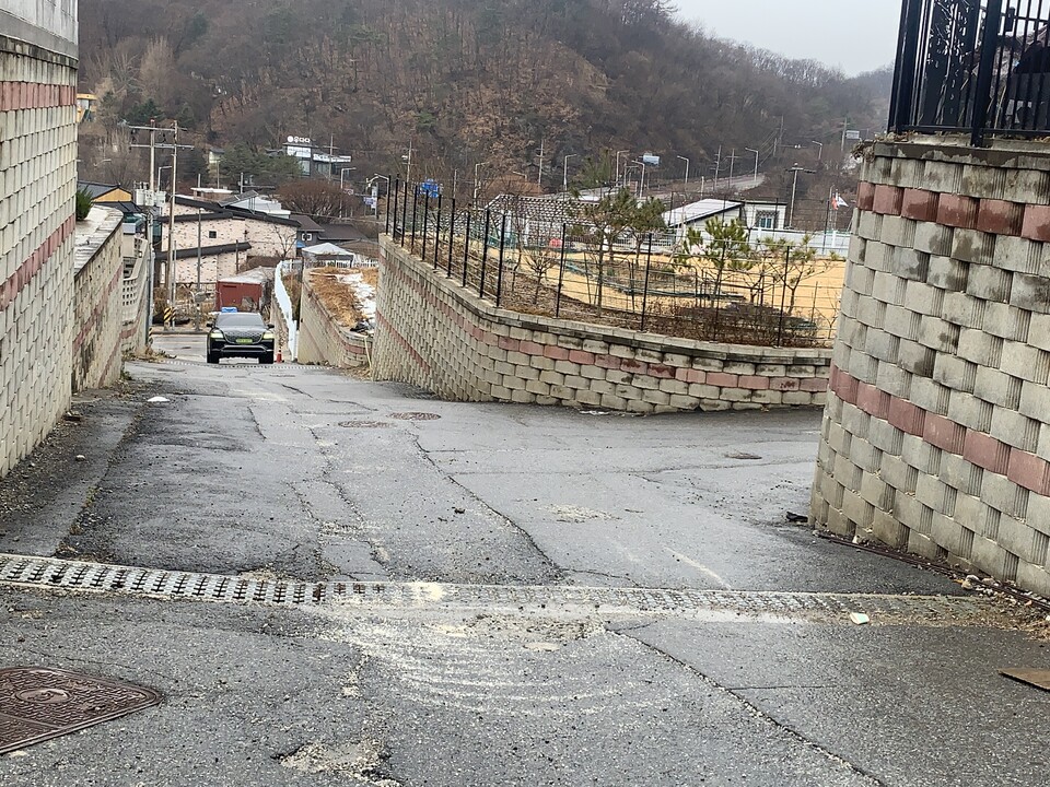 폭설이 예보된 13일 오전 11시께 경기 동·북부지역에 도로 결빙 우려가 커진 가운데 동두천시 불현동 일부 산동네 지역에서 신속한 제설 작업이 이뤄지며 시민 불편이 최소화되고 있다. (사진=오기춘 기자)