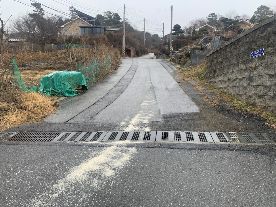 폭설이 예보된 13일 오전 11시께 경기 동·북부지역에 도로 결빙 우려가 커진 가운데 동두천시 불현동 일부 산동네 지역에서 신속한 제설 작업이 이뤄지며 시민 불편 최소화가 예상된다. (사진=오기춘 기자)
