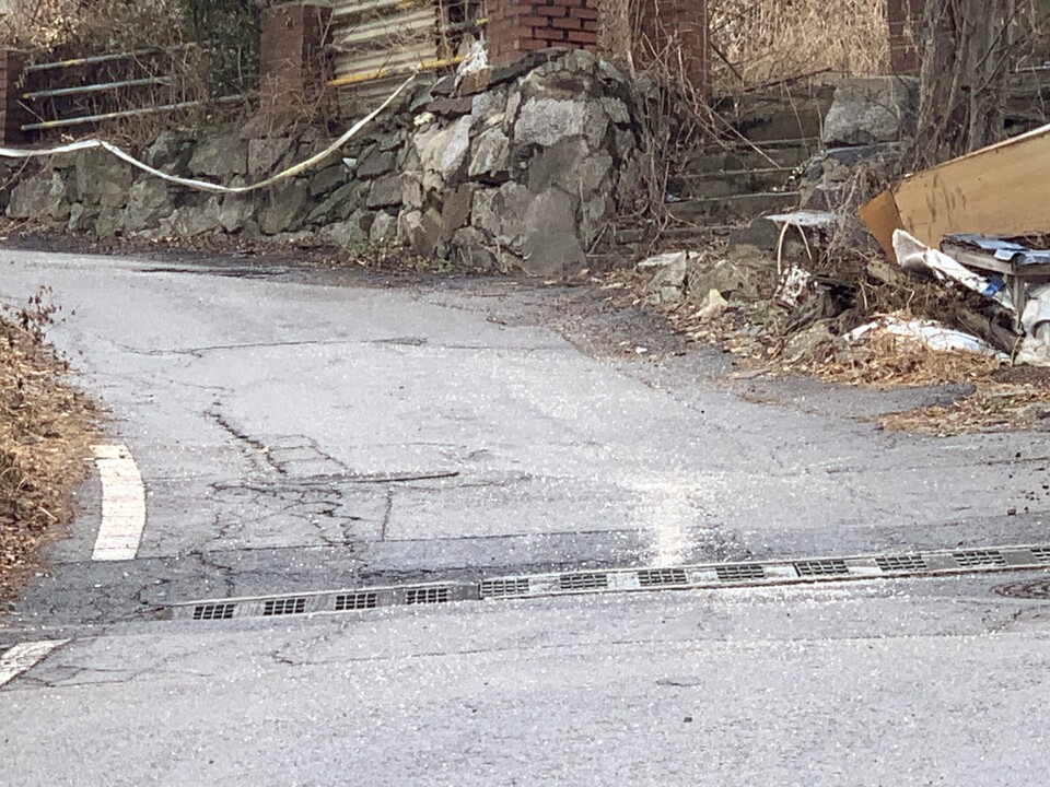 폭설이 예보된 13일 오전 11시께 경기 동·북부지역에 도로 결빙 우려가 커진 가운데 동두천시 불현동 일부 산동네 지역에서 신속한 제설 작업이 이뤄지며 시민 불편 최소화가 예상된다. (사진=오기춘 기자)