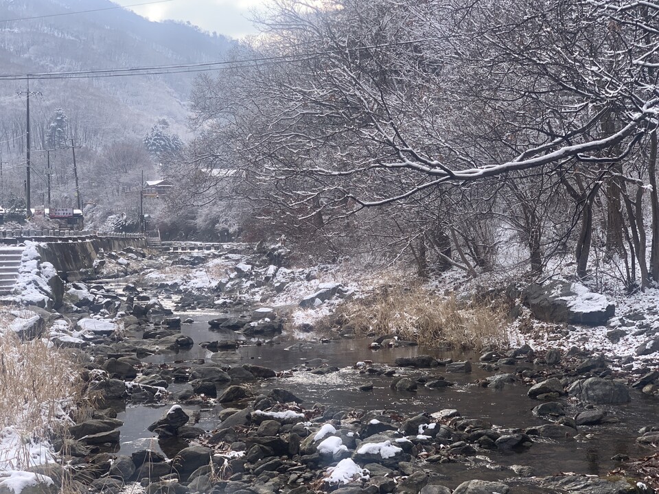 15일 오전 동두천시 동두천천으로 알려진 왕방계곡(탑동동 일원)이 최근 내린 눈의 영향으로 순백의 설경을 연출하고 있다. (사진=오기춘 기자)