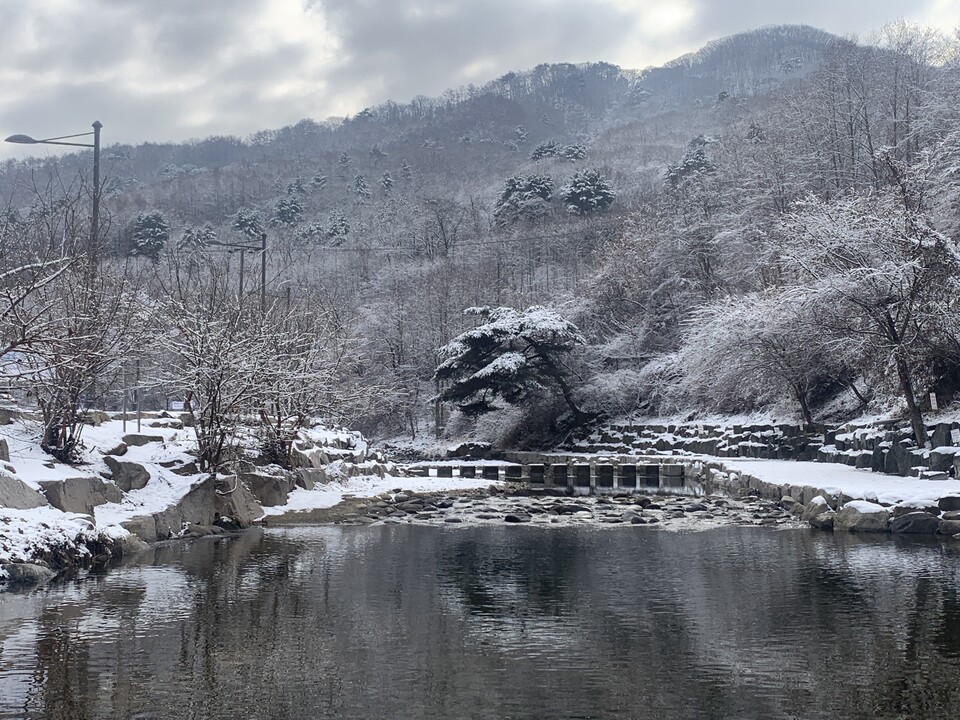 15일 오전 동두천시 동두천천으로 알려진 왕방계곡(탑동동 일원)이 최근 내린 눈의 영향으로 순백의 설경을 연출하고 있다. (사진=오기춘 기자)