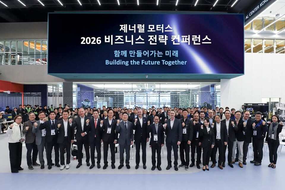 지난 15일 열린 GM 2026년 비즈니스 전략 컨퍼런스에서 참가자들이 기념촬영에 나섰다. (사진=박선원 국회의원 SNS)