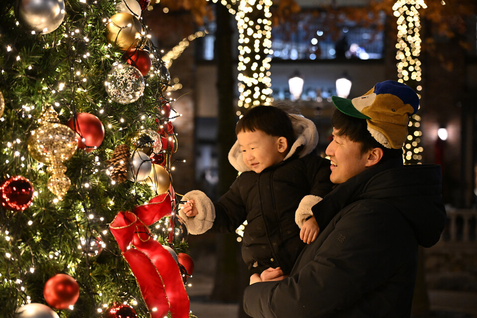 연말을 맞아 시흥 곳곳이 크리스마스트리 조명으로 환하게 빛나고 있다. (사진제공=시흥시)
