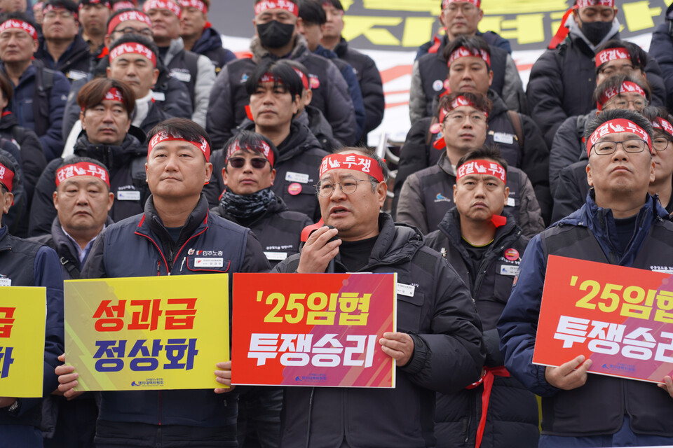 전국철도노동조합이 19일 서울역 앞에서 무기한 총파업 결의를 공식화했다. 이날 철도노조는 긴급 확대쟁의대책위원회를 열고 오는 23일 오전 9시부터 총파업에 돌입하기로 만장일치로 결정한 뒤, 서울역에서 기자회견을 열어 이를 공개 선언했다. (사진제공=전국철도노조)