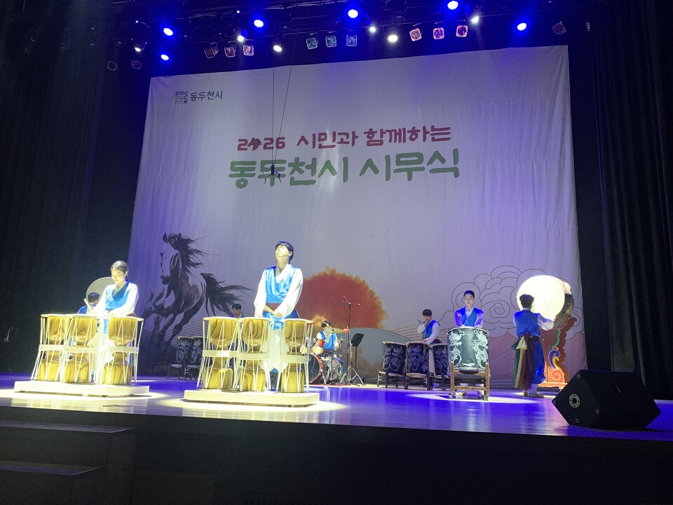 2일 오후 2시께 동두천시민회관에서 열린 ‘2026년‘ 시민과 함께하는 시무식’에서 박형덕 동두천시장을 비롯한 주요 내빈과 시민들이 새해 시정 출발을 함께했다. (사진=오기춘 기자)