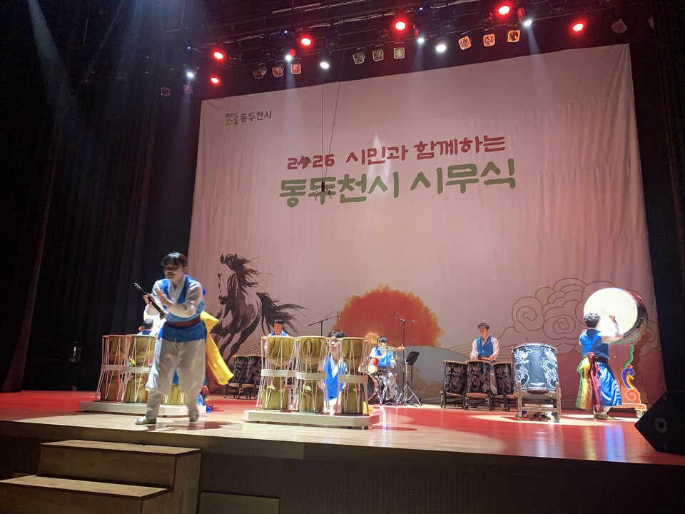 2일 오후 2시께 동두천시민회관에서 열린 ‘2026년‘ 시민과 함께하는 시무식’에서 박형덕 동두천시장을 비롯한 주요 내빈과 시민들이 새해 시정 출발을 함께했다. (사진=오기춘 기자)