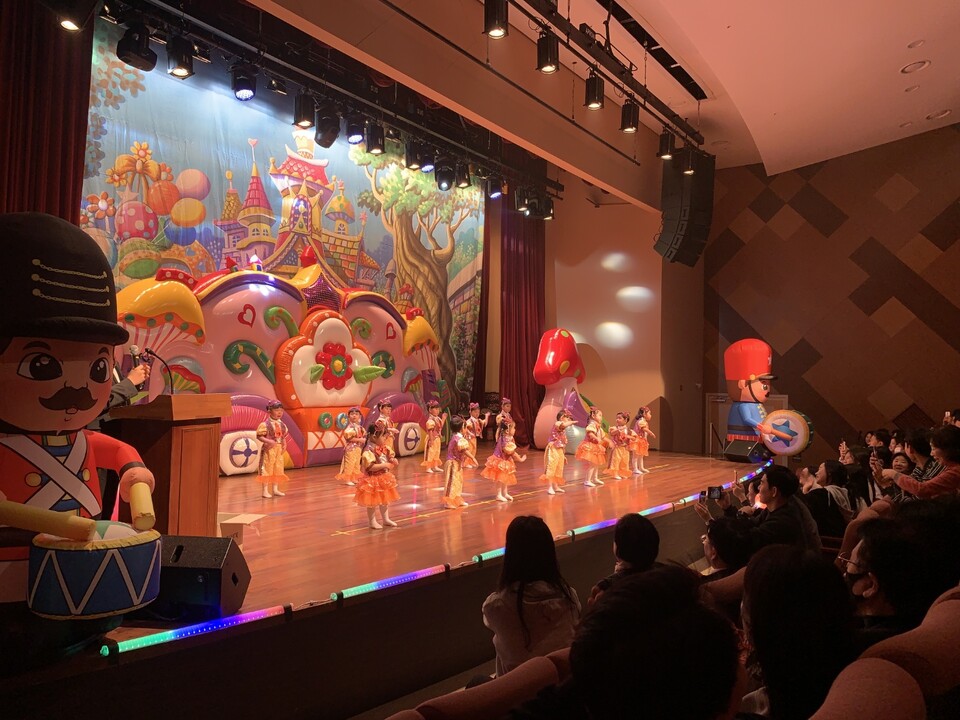] 4일 오전 10시께 양주시 덕계동에 자리한 LG패션 복합단지에서는 작은 무대가 큰 박수를 받았다. (사진제공=오기춘 기자)