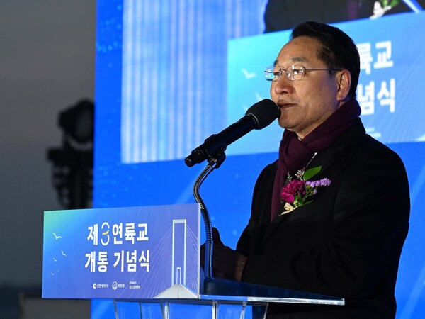 유정복 인천시장이 지난 5일 제3연륙교 개통식에 참석해 인사말을 하고 있다. (사진=유정복 시장 페이스북)