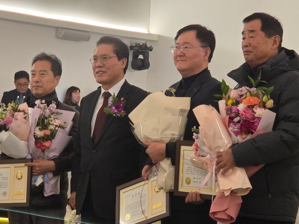 송석준 국회의원과 국회의원상 수상자 모습.