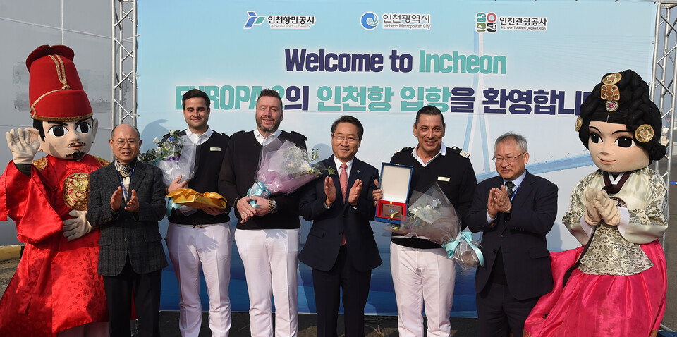 유정복 인천시장이 지난 2023년 3월19일 인천항에 입항한 크루즈선 유로파(Europa)2호 선장 등과 기념촬영을 하고 있다. (사진=유정복 인천시장 페이스북)